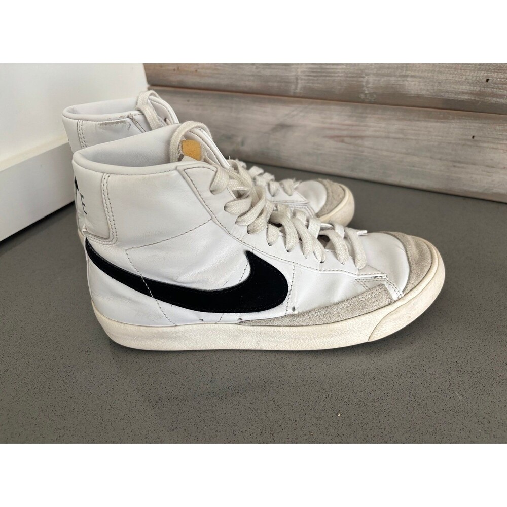 Nike Women’s Blazer Mid Size 7